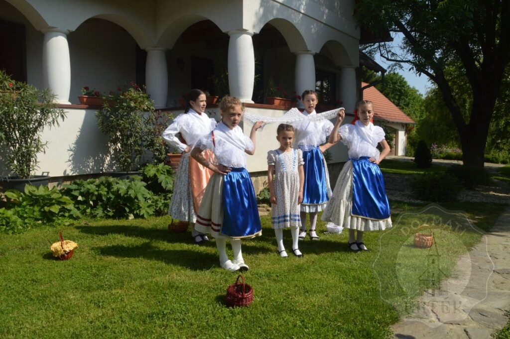 Pünkösdölés Dozmaton